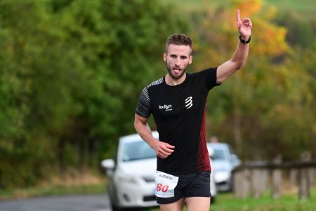 quentin-labous-est-le-premier-coureur-a-pied-a-franchir-la-ligne-d-arrivee-1662750793